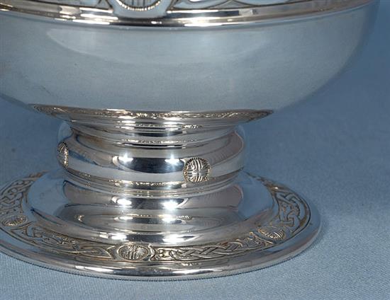 A George V Arts & Crafts silver rose bowl, Dia to handles 258mm, weight 17.5oz/545grms